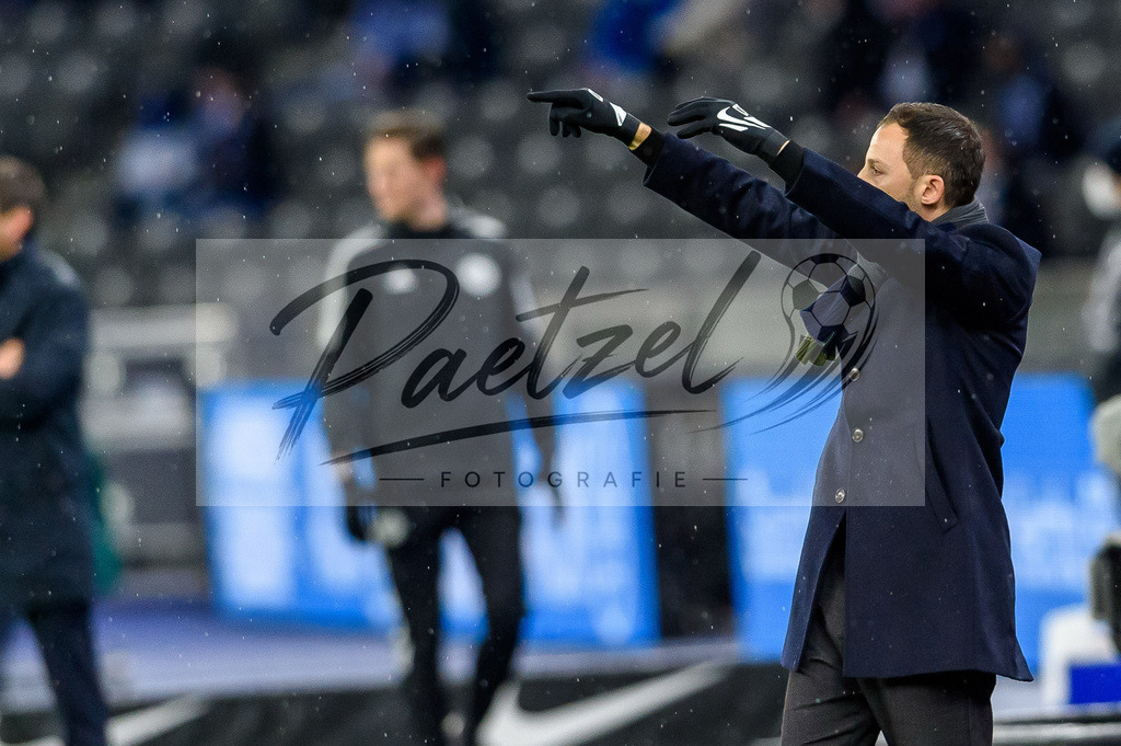 BSCRBL20220220_049 | Fussball, Herren: Trainer Domenico Tedesco (RB Leipzig) gestikuliert, Gestik bei dem Spiel der 1. Bundesliga zwischen Hertha BSC und RB Leipzig im Olypiastadion am 20.02.2022 in Berlin, Deutschland.DFB / DFL REGULATIONS PROHIBIT ANY USE OF PHOTOGRAPHS AS IMAGE SEQUENCES AND/OR QUASI-VIDEO. - Realisiert mit Pictrs.com