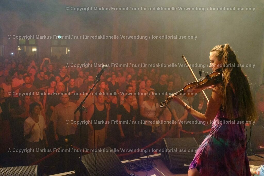 20230728-helen-maier-and-the-folks-047 | Helen Maier &amp; The Folks am Luzern Live Festival. Am Freitag 28. Juli 2023 im Hotel Schweizerhof in Luzern. Helen Maier — Violine / Alexander Graf — Violine, Bratsche / Andreas Gut — Akkordeon / Theo Känzig — Gitarre / Jonas Künzli — Kontrabass / Adrian Böckli — Schlagzeug, Percussion. Foto: Markus Frömml