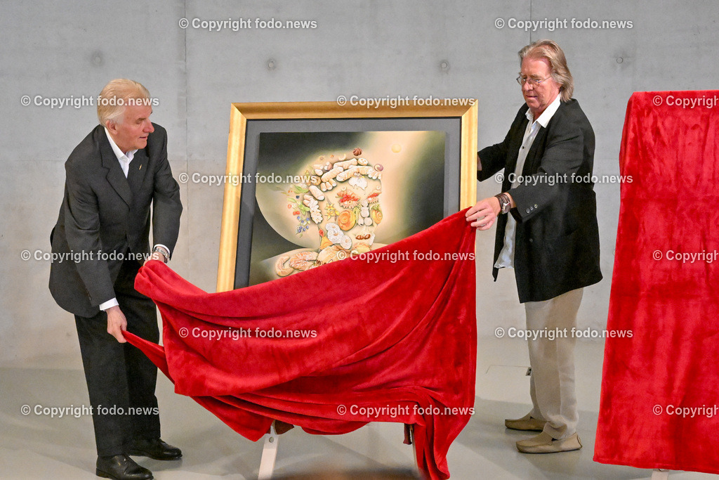 Asten_ Paneum_ Enthuellung Kunstwerke_ 26.09.2023-8 | 26.09.2023, Asten, AUT, Enthuellung Kunstwerke, Bread-Head und Sweet-Head im Bild Peter Augendopler (Gruender des PANEUM und backaldrin-Inhaber) und René Marcel Riviére (Kuenstler, Maler)




