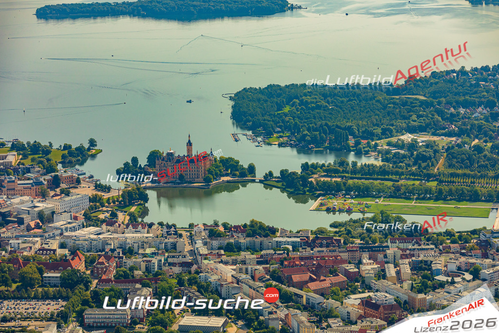Schweriner Schloß Schwerin Bild- Das Luftbild wurde 2025 vom UL-Flugzeug heraus erstellt ( keine Drohne bzw. Drohnenaufnahme ) - Hochauflösende Luftaufnahme -Nicht vergleichbar mit Google Maps oder Satelittenbilder- Die Geschenkidee !Mit Lizenz und Bildrechte bestellbar - CC