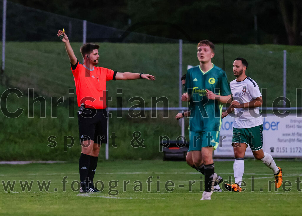 2023-09-01_093_FC_Schwaig_gegen_TSV_Gruenwald | Oberding, Deutschland, 01.09.2023:
Fußball, Landesliga Südost 2023 / 2024, 9. Spieltag, FC Schwaig gegen TSV Grünwald, Endergebnis: 3:1

Schiedsrichter Simon Ettl, Nils Ehret (FC Schwaig, #18)

Foto: Christian Riedel / fotografie-riedel.net