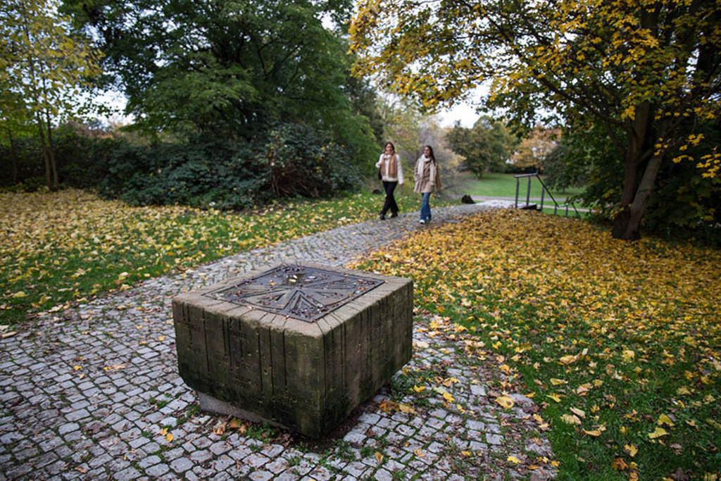 Foto: Leipzig - Etzoldsche Sandgrube - Park und Gedenkort - Der Richtungsstein von 1980 | Das Team hinter BILDLEXIKON LEIPZIG bündelt historische wie aktuelle Informationen über die Stadt Leipzig in Text und Bild auf einer Plattform und stellt diese der interessierten Öffentlichkeit zur Verfügung.