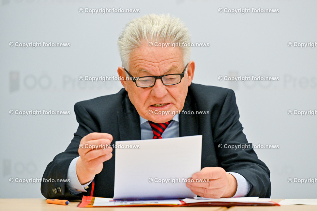 Pressekonferenz ProOriente_ Die Veränderung der Epoche-Herausforderung für die Christen_ 09.03.2023-41 | 09.03.2023, Presseclub Linz, AUT, Pressekonferenz Pro Oriente, Die Veraenderung der Epoche-Herausforderung fuer die Christen, im Bild LH a.D. Josef Puehringer (Vorsitzender von PRO ORIENTE Sektion Linz)