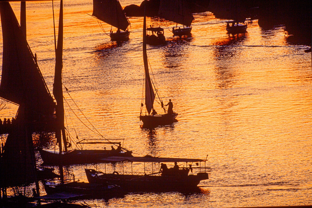 Egypt_Assuan_Nil_Felukas_Sunset_dez1987_015242 Kopie | Aegypten, Assuan, Felukas im Nil  im goldenen Licht der untergehenden Sonne. Von der Terrasse des Old Catarct Hotel.