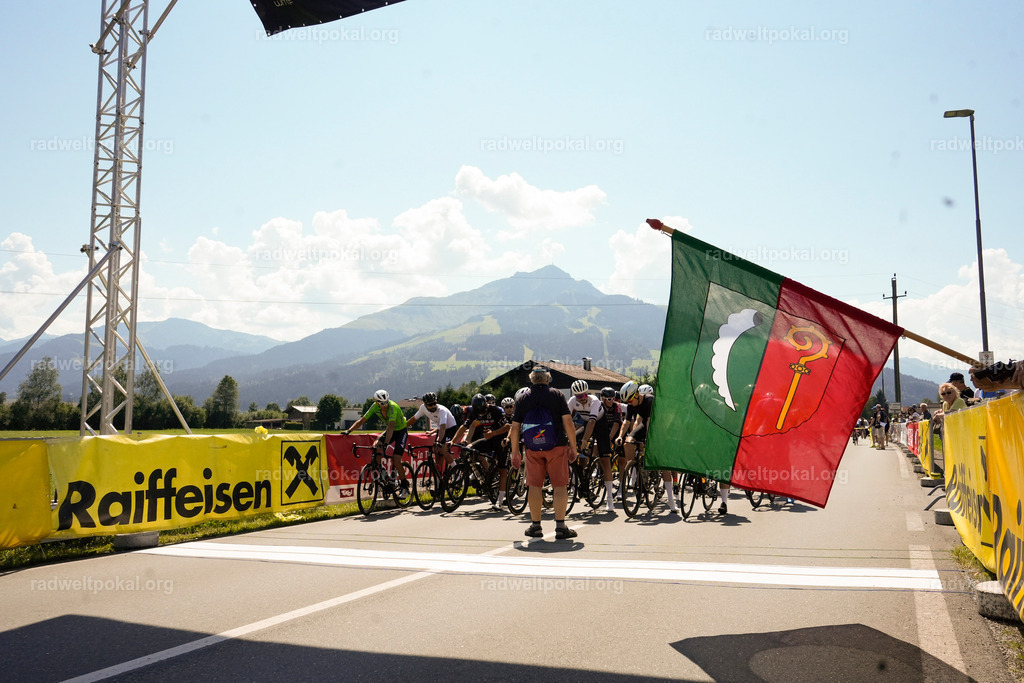 103_20230817_Bewerb_Maenner_Muehlanger | AUT - OESTERREICH, 2023-08-16: SPORT RENNRAD-FAHREN - 55. INTERNATIONALER RADWELTPOKAL IN ST. JOHANN IN TIROL  - Vintage-Radrennen mit WM-Bronze-Medaillen-Siegerin Christina Schweinberger, den Teilnehmer und Alexander Baumann (vom Orginastions-Team) - TAG 2 BEWERB MAENNER IN SECHS GRUPPEN  ; Foto: Roland Muehlanger