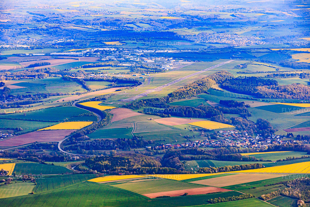 Luftbild: Landebahn des Flughafen TRIWO Zweibrücken EDRZ aus Süden in Althornbach im Bundesland Rheinland-Pfalz in Deutschland.Foto: IMG_154448.jpg vom 18.04.2026 durch Werner Riehm/FLY-FOTO.deAuflösung des Originals: 5762 x 3842 pxEDRZ Airport