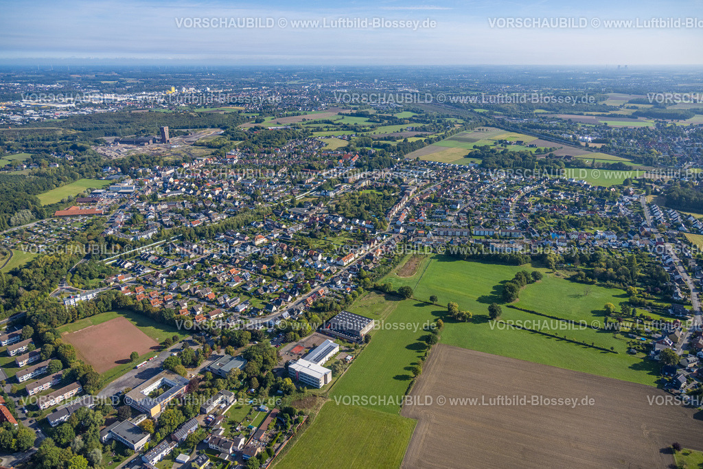 Hamm250900036 | Luftbild, Wohngebiet Ortsansicht Pelkum mit Aschenplatz, Waldorfschule und Alfred-Delp-Schule, Blick zum CreativRevier Hamm mit Hammerkopfturm, Stadtbezirk Pelkum, Hamm, Ruhrgebiet, Nordrhein-Westfalen, Deutschland