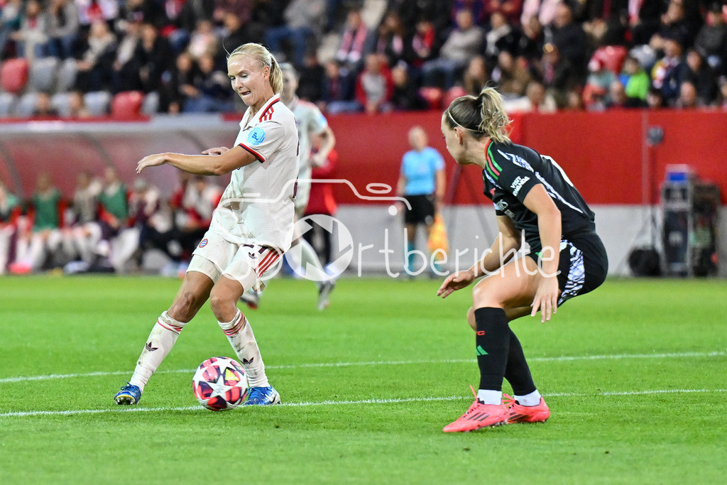 FC Bayern München Frauen - Arsenal London Frauen | im duell Pernille HARDER (FCB #21) und Katei McCABE (Arsenal London #11) / UEFA Womens Champions League: FC Bayern München Frauen - Arsenal London Frauen, FC Bayern Campus am 09.10.2024