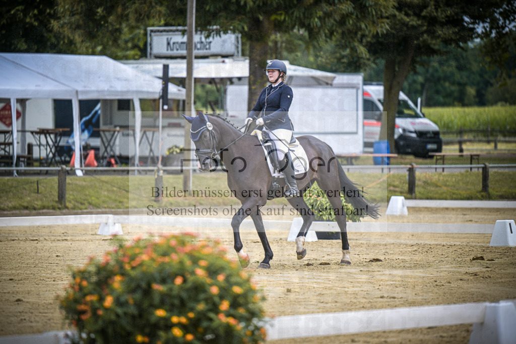 DOS_6469 | Entdecke hochwertige Reitturnierfotos von Foto Oger. Professionell, emotional und authentisch – jetzt Lieblingsmomente im Shop bestellen.Deutschlandweite Turnierfotografie. - Realisiert mit Pictrs.com