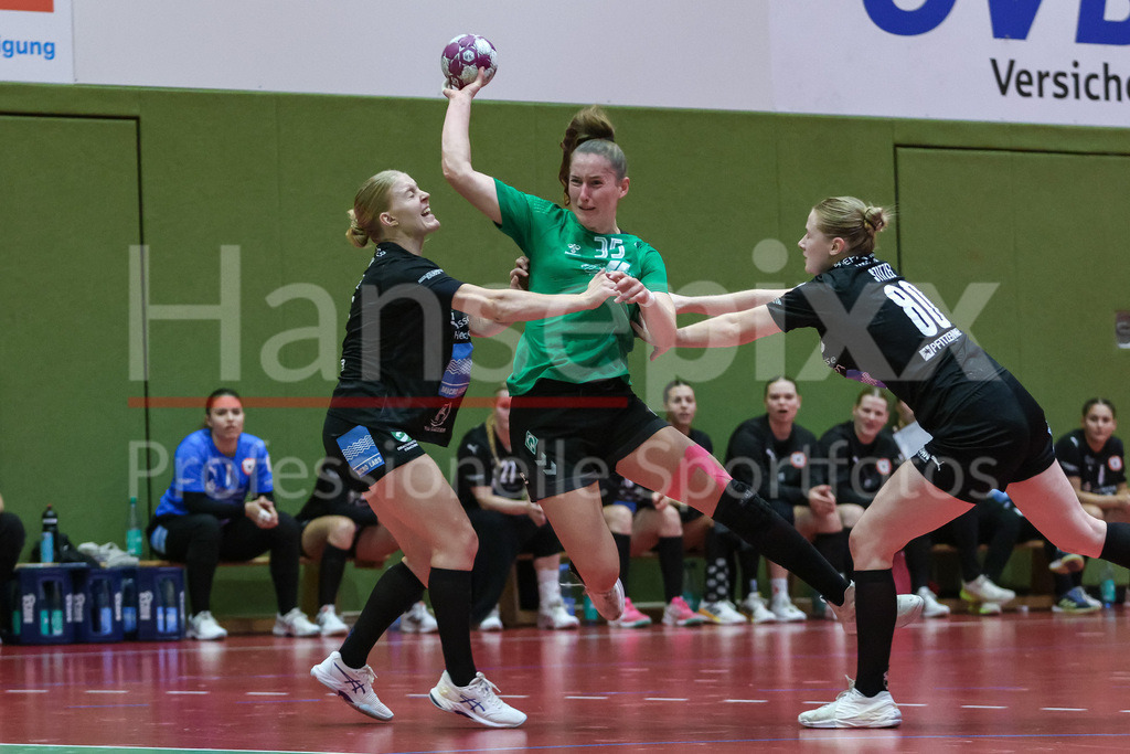 Handball, 2. Bundesliga Frauen, SV Werder Bremen - Kurpfalz Bären | v.li.: Katharina Hufschmidt (Kurpfalz Bären, 98), Lara Niemann (SV Werder Bremen, 35) am Ball, Spielszene, Aktion, Action und Lena Sophie Stitzel (Kurpfalz Bären, 80) im Zweikampf, Duell, Spielszene, Aktion, Action