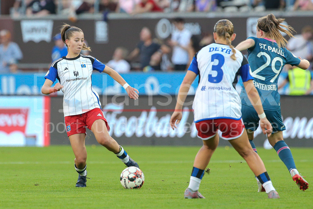 Fussball, DFB-Pokal Frauen, FC St. Pauli - Hamburger SV | v.li.: Hannah Günther (Hamburger SV, 6) am Ball, Einzelbild, Ganzkörper, Aktion, Action, Spielszene, DIE DFB-RICHTLINIEN UNTERSAGEN JEGLICHE NUTZUNG VON FOTOS ALS SEQUENZBILDER UND/ODER VIDEOÄHNLICHE FOTOSTRECKEN. DFB REGULATIONS PROHIBIT ANY USE OF PHOTOGRAPHS AS IMAGE SEQUENCES AND/OR QUASI-VIDEO.
