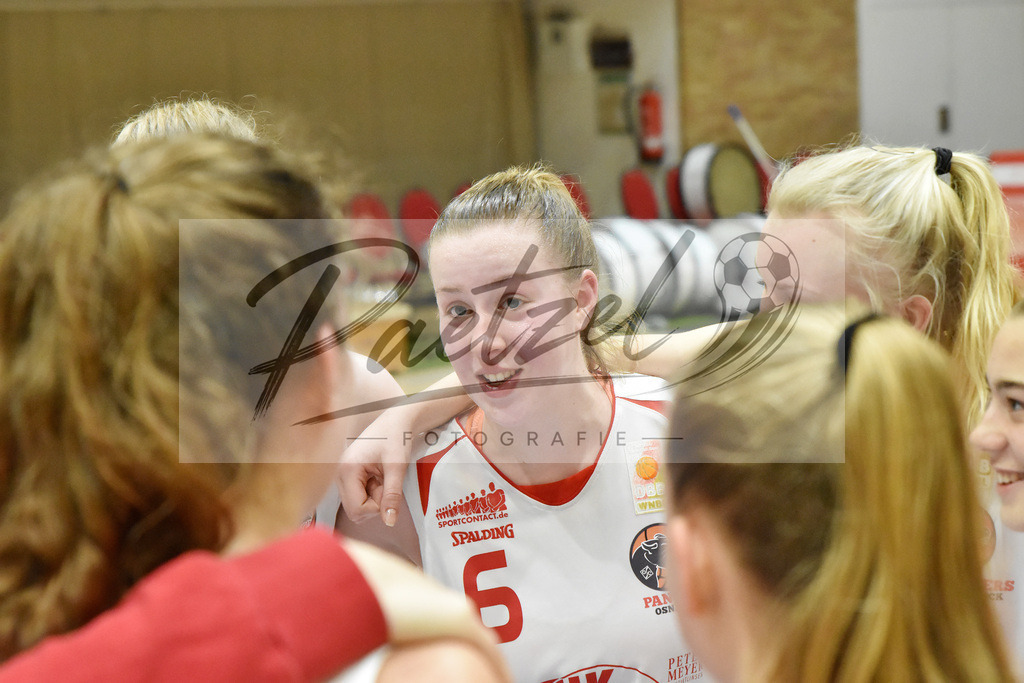 20200126_OSCTGN_0067 | Basketball, Juniorinnen: Tessa Strompen (OSC Junior Panthers) schaut beim Spiel der WNBL zwischen OSC Junior Panthers vs. TG Neuss Junior Tigers am 26.01.2020 im Panthers Dome in Osnabrück, Deutschland.(Foto von Nico Paetzel) - Realisiert mit Pictrs.com