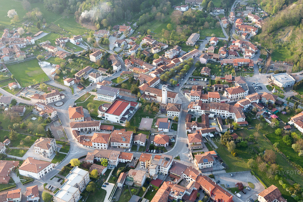 Vue aérienne: Vue de la ville à Fanna dans le département Frioul-Vénétie Julienne, Italie. Photo: IMG_098936.jpg prise le 08/04/2017 par Werner Riehm/FLY-FOTO.eu – Résolution de l'original: 5472 x 3648 px