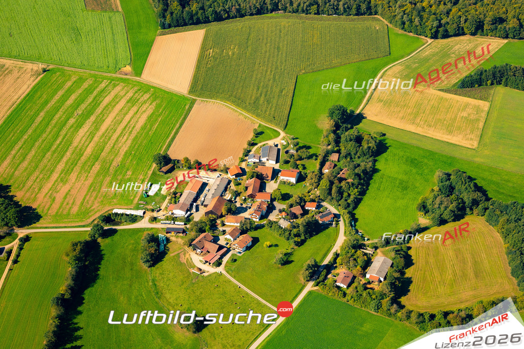 Das Luftbild zeigt : Trasching Roding - Die Luftaufnahme wurde 2023 vom UL-Flugzeug aus erstellt ( keine Drohne ) - Hochauflösende Luftaufnahme - Für grossformatige Ausdrucke geeignet. Die Geschenkidee !Mit Lizenz und Bildrechte bestellbar