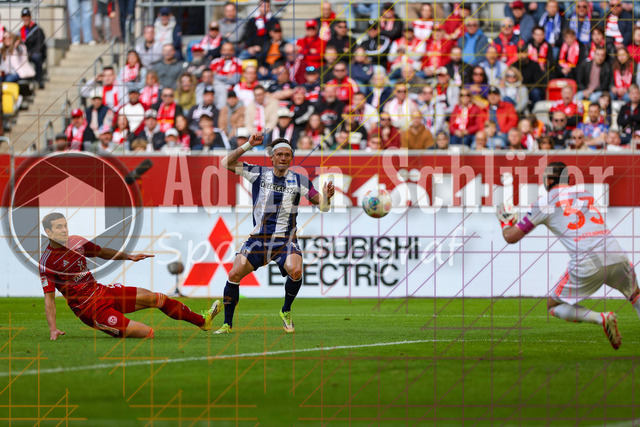 22.03.2026, GER, Fussball, Herren, 2. BL, Saison 2025/2026, Fortuna Düsseldorf - Hertha BSC Berlin | Tim Oberdorf (Fortuna Düsseldorf), Fabian Reese (Hertha) und Florian Kastenmeier (Fortuna Düsseldorf) im Kampf um den Ball 
