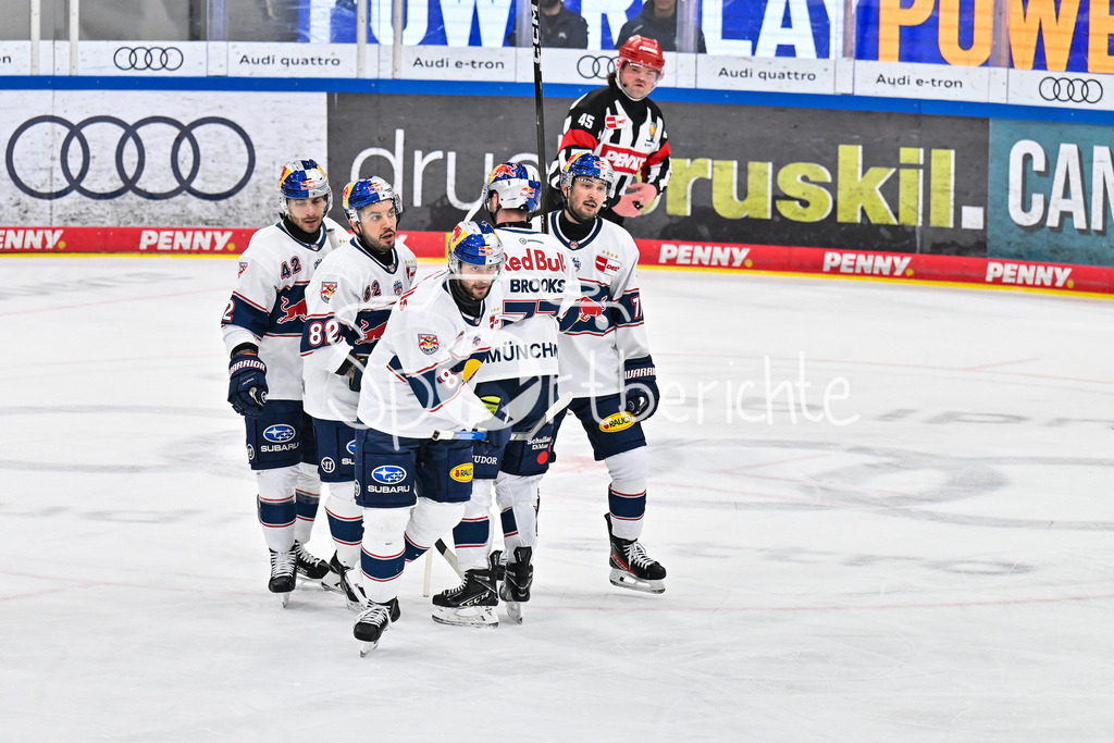 ERC Ingolstadt - EHC RB München | INGOLSTADT, GERMANY - 27. MAERZ: Jubel der Gäste nach dem Treffer zum 0-1 durch Tobias RIEDER (RB München 8) / Tor / Torschuetze / Freude / Happy während dem Match zwischen dem ERC Ingolstadt und dem EHC RB München bei Spiel 2 des DEL Playoff Viertelfinales in der Saturn Arena