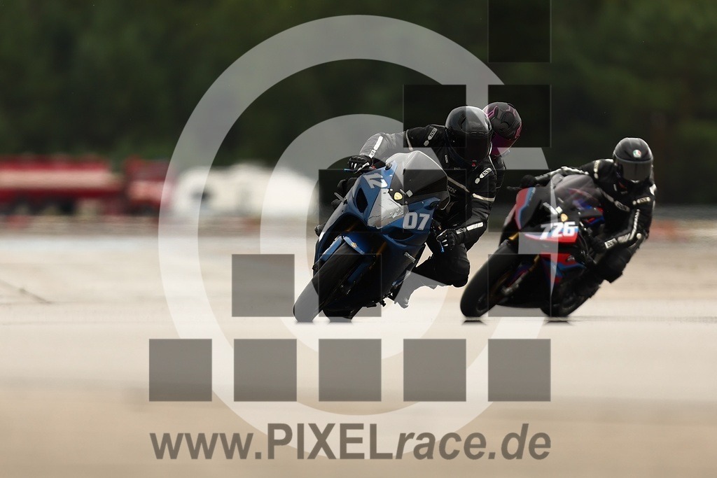 1207-20250726_02857 | Schöne Erinnerungen an spannende Momente - das festzuhalten ist unser Job. PIXELrace.de ist seit 2003 auf den Rennstrecken Europas unterwegs um die Action draußen beim Fahren und die wunderbare Stimmung imm Fahrerlager für euch einzufangen.
