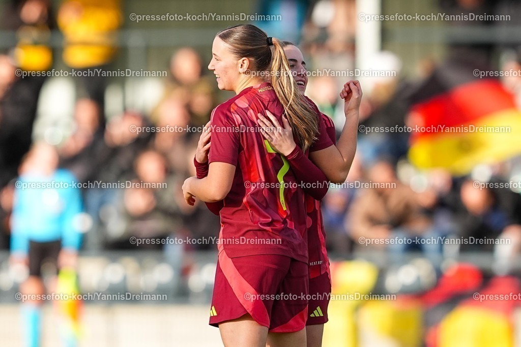 xYDRx29112501002 | 29.11.2025, xydrx, Fußball, Länderspiel, EM-Qualifikation U19-Frauen, Deutschland - Färöer, Sportschule Wedau: Torjubel nach dem Tor zum 1:0 für Deutschland durch Torschütze Zoe Schick (GER #7) zusammen mit Leonie Koepp (GER #9) DFB regulations prohibit any use of photographs as image sequences and or quasi-video.Photo: xYannisxDreimannxPressefotokochx