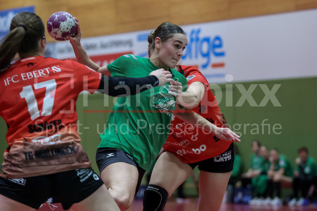 Handball, 2. Bundesliga Frauen, SV Werder Bremen - TG Nürtingen | v.li.: Luca Schumacher (SV Werder Bremen, 9) am Ball, Spielszene, Aktion, Action