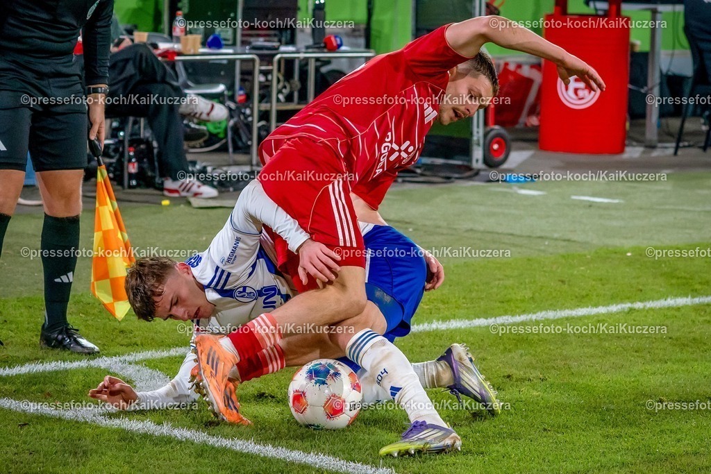 xKKUx05122501095 | 05.12.2025, xkkux, Fußball, Fortuna Düsseldorf - FC Schalke 04, 2. Fußball Bundesliga, Merkur Spiel-Arena, Saison 2025 2026: Soufiane El-Faouzi (Schalke04 #23) im Zweikampf gegen  Florent Muslija (Fortuna Düsseldorf #24) an der Eckfahne  DFB regulations prohibit any use of photographs as image sequences and or quasi-video.