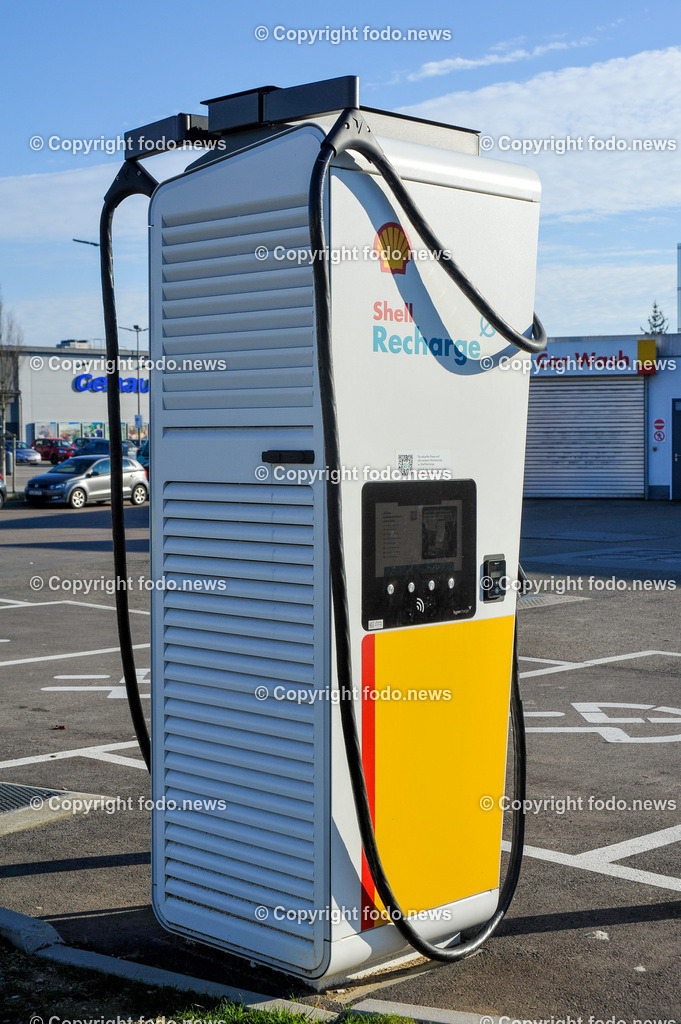 Deutschland_ Baden-Wuerttemberg_ Goeppingen_ 15.01.2025-33 | 15.01.2025, Deutschland, GER, Baden-Wuerttemberg, Goeppingen, im Bild Shell, Elektrofahrzeug, Tankstelle, Ladestation, Elektroauto, aufladen, laden, Schnelladen, Automat, Strom, Kabel