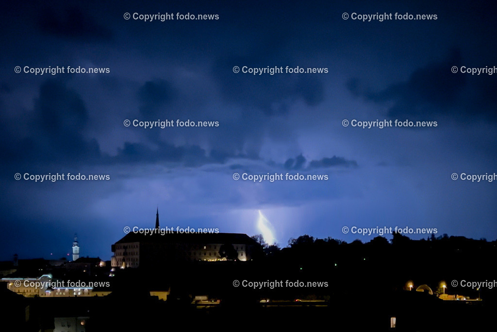 Wetter_ Gewitter_ Blitz_ 15.08.2024-7 | 15.08.2024, Linz, AUT, Wetter, Unwetter, Gewitter, im Bild Blitze, Blitz ueber der Stadt