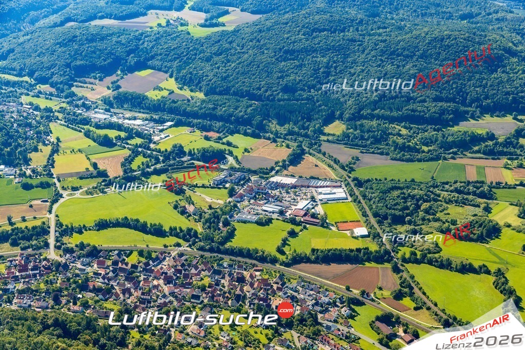 Klassische Luftaufnahme ohne Drohne zeigt:Hohenstadt bei Pommelsbrunn - Die Luftbildaufnahme wurde 2025 vom UL-Flugzeug heraus erstellt ( keine Drohne ) - Hochauflösende Luftaufnahme -Nicht vergleichbar mit Google Maps oder Satelittenbilder- Die Geschenkidee !Mit Lizenz und Bildrechte bestellbar