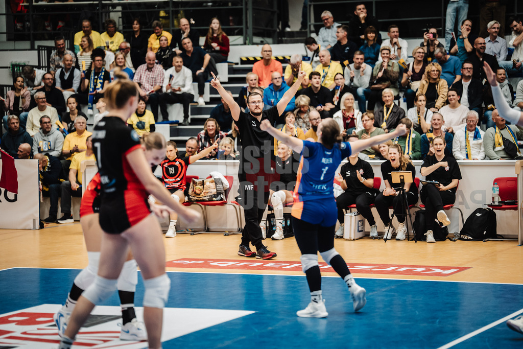 Volleyball | Frauen | Saison 2025/2026 | Volleyball Bundesliga | SSC Palmberg Schwerin vs. ETV Hamburger Volksbank Volleys | 18.10.2025 | Trainer Markus Friedrich (ETV Hamburger Volksbank Volleys) jubelt