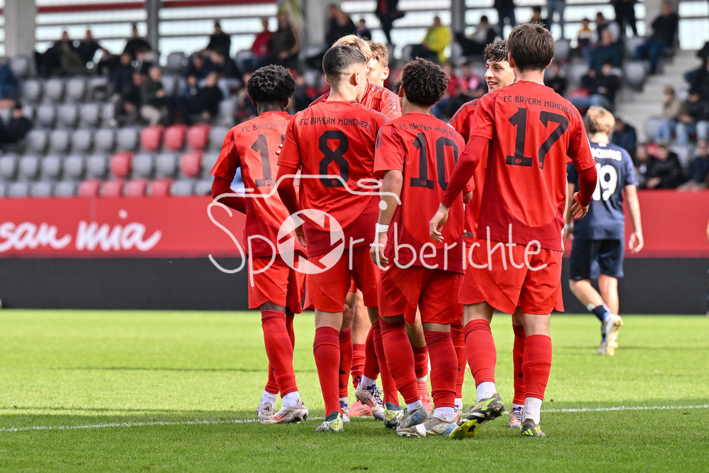 FC Bayern München U19 - SpVgg Unterhaching U19 | Jubel der Bayern nach dem Treffer zum 3-1 durch Felipe CHAVEZ (FC Bayern Muenchen U19 #8) / Freude / Happy / Tor / Torschuetze