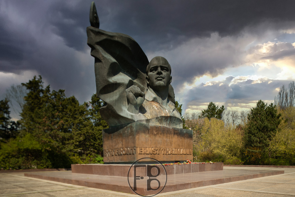 Unbefleckte Erinnerung | Das Thälmann-Denkmal gereinigt. - Realisiert mit Pictrs.com