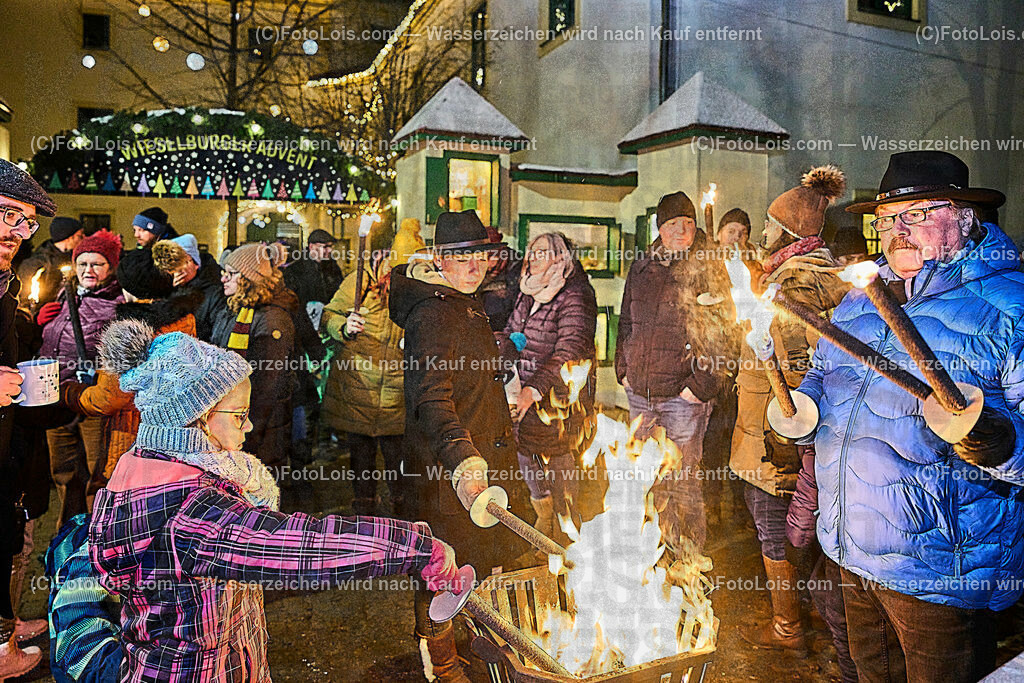ALP9376_Wieselburger ADVENT_Wintersonnenwende_Fackeln | (C)FotoLois.com, Alois Spandl, Wieselburger Advent, Wintersonnenwendfeier mit Umzug durch die Stadt, Sonnenwendfeuer und Perchtenlauf mit Show im Schlosspark, Mitwirkung der Partnergemeinde EINBECK, Sa 17. Dezmber 2022.