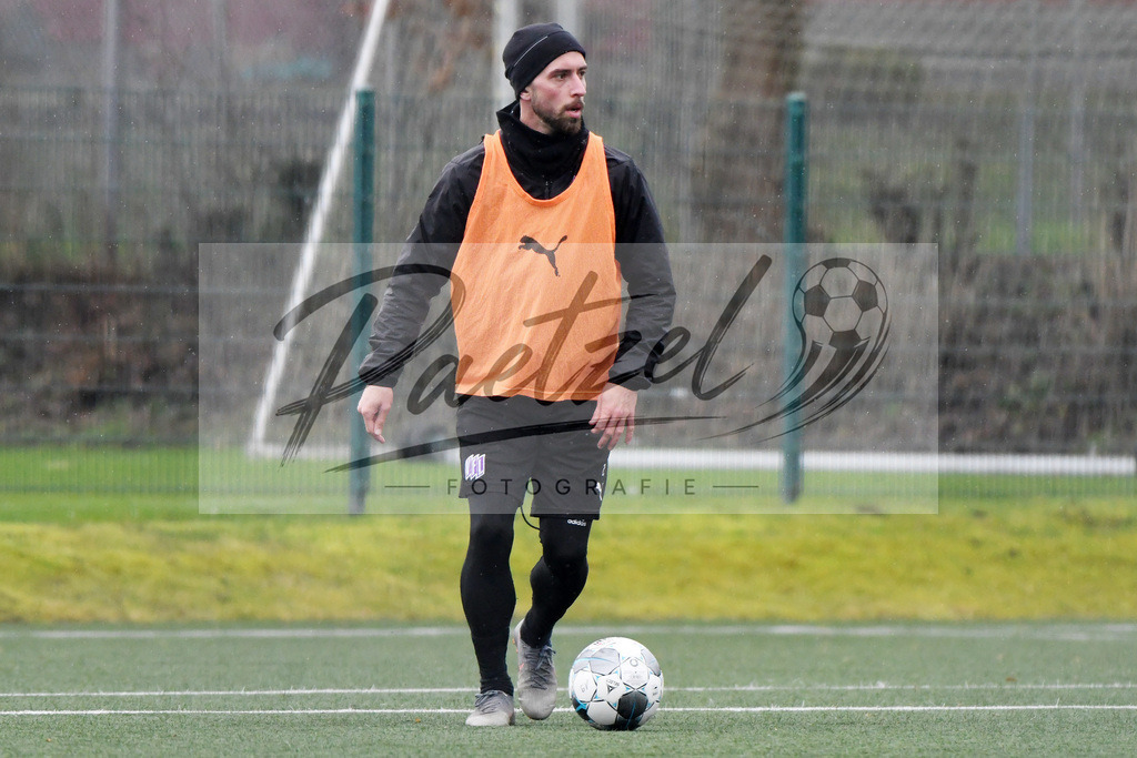 20200203_TRAOSN_0017 | Fußball, Herren: Manuel Farrona Pulido (VfL Osnabrueck) in Aktion, am Ball, Einzelaktion waehrend der Trainingseinheit des VfL Osnabrueck im Sportpark Illoshoehe am 03.02.2020 in Osnabrueck, Deutschland. - Realisiert mit Pictrs.com