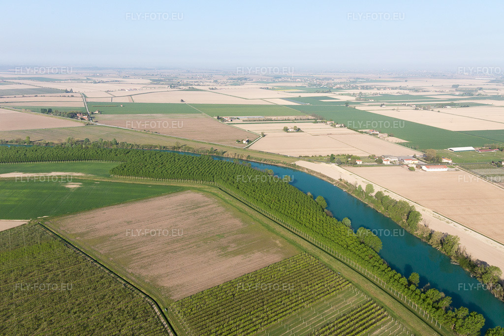 Vue aérienne: Vue de la ville à San Filippo dans le département Vénétie, Italie. Photo: IMG_098815.jpg prise le 08/04/2017 par Werner Riehm/FLY-FOTO.eu – Résolution de l'original: 5472 x 3648 px