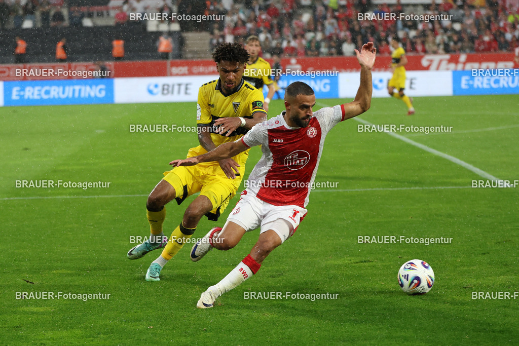 Rot-Weiss Essen - TSV Alemannia Aachen | Essen, Deutschland, 31.08.2025 Joel da Silva Kiala (Alemannia Aachen) im Kampf um den Ball mit Ramien Safi  (Rot-Weiss Essen)während des 3.Liga Spiels zwischen  Rot-Weiss Essen und Alemannia Aachen am 31.08.2025 im Stadion an der Hafenstraße in Essen. (Foto von Timo Bluhmki-Schmidt/Brauer Fotoagentur