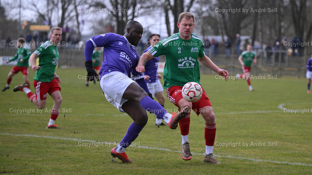 VfR Neumünster vs MTSV Hohenwestedt | Moshood Adesanya (VfR #9) / Michael Behnke (MTSV #3) / Fußball-Oberliga Männer 2024/2025 / VfR Neumünster vs MTSV Hohenwestedt / VfR-Stadion / Neumünster / 16.03.25 - Realisiert mit Pictrs.com