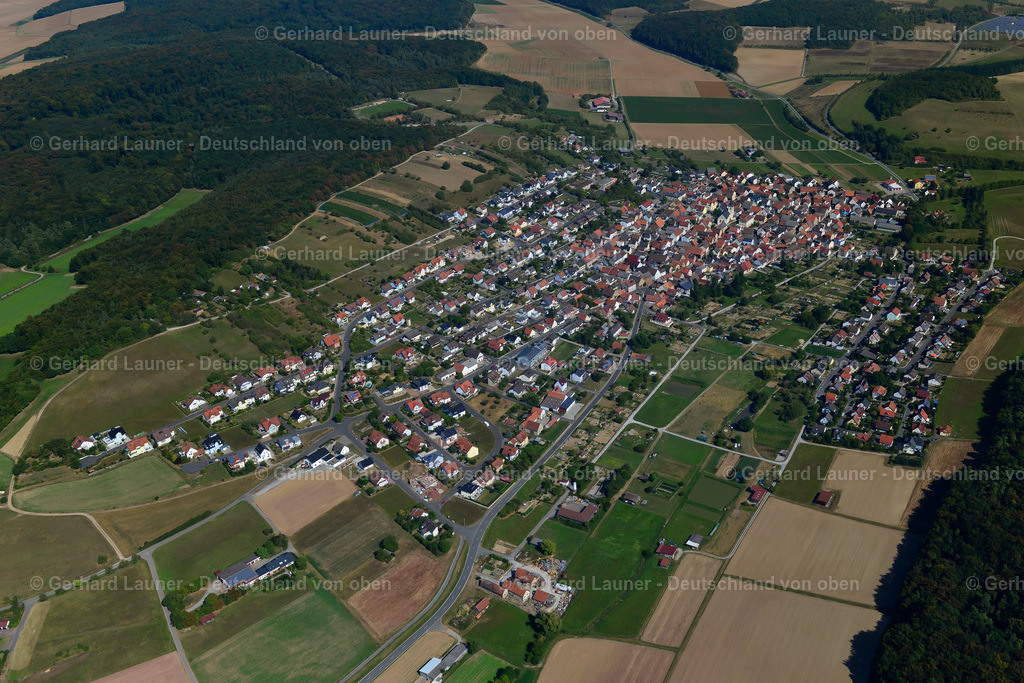 3650637 | GREUßENHEIM 13.09.2016 Stadtansicht vom Stadtrand angrenzend an landwirtschaftliche Feldern  in Greußenheim im Bundesland Bayern, Deutschland // City view from the outskirts with adjacent agricultural fields  in Greußenheim in the state Bavaria, Germany Foto: Gerhard Launer