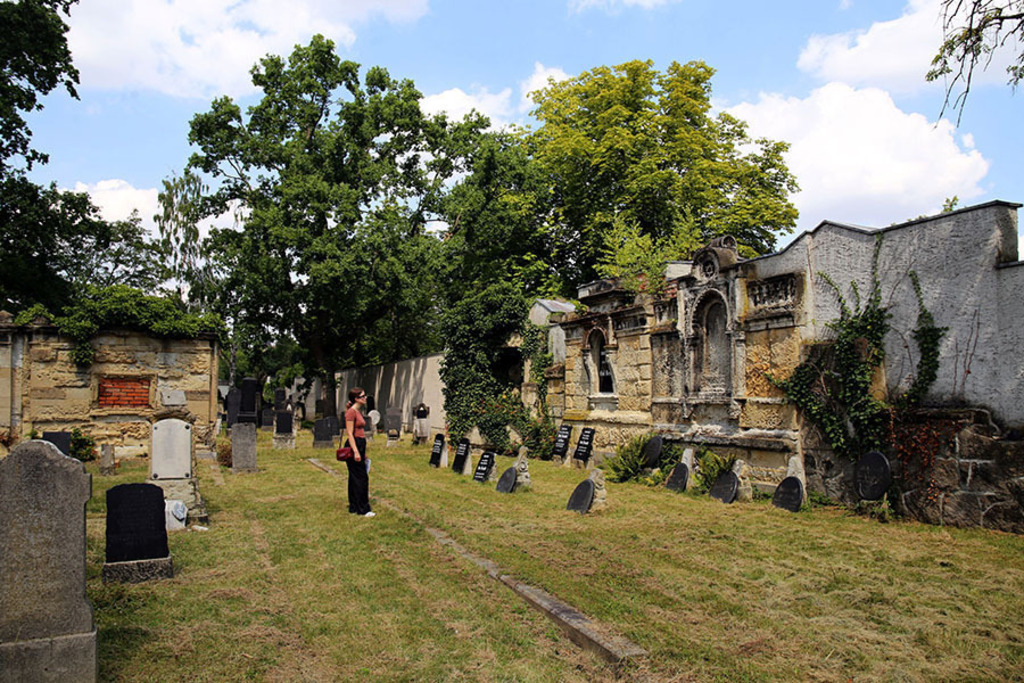 Foto: Leipzig - Alter Israelitischer Friedhof | Das Team hinter BILDLEXIKON LEIPZIG bündelt historische wie aktuelle Informationen über die Stadt Leipzig in Text und Bild auf einer Plattform und stellt diese der interessierten Öffentlichkeit zur Verfügung.