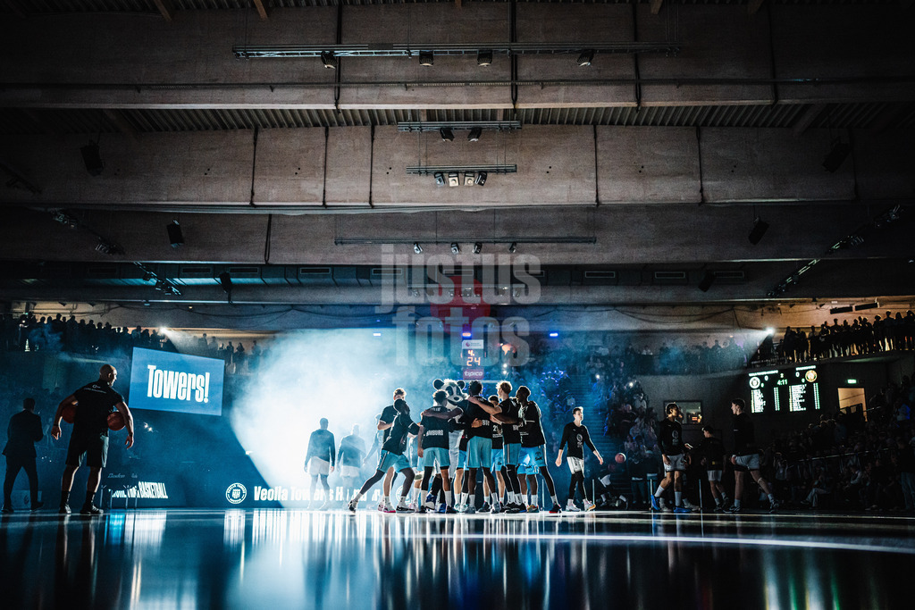 Basketball | Männer | Saison 2024/2025 | easyCredit Basketball Bundesliga | 14. Spieltag | Veolia Towers Hamburg vs. Basketball Löwen Braunschweig | 30.12.2024 | Towers Team beim Einlauf