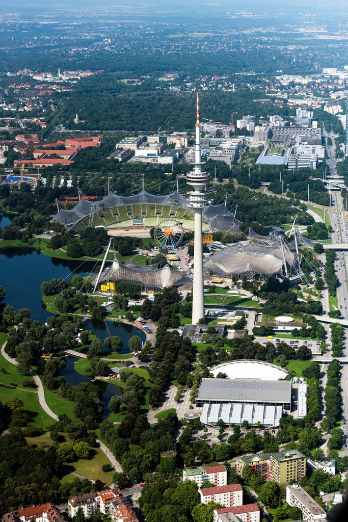 dr__0071236.jpg | MüNCHEN 12.08.2021 Fernmeldeturm- Bauwerk und Fernsehturm Olympiaturm im Olympiapark in München im Bundesland Bayern, Deutschland. Weiterführende Informationen bei: DFMG Deutsche Funkturm GmbH,  Olympiapark München GmbH. // Television Tower Olympiaturm in Olympiapark in Munich in the state Bavaria, Germany. Further information at: DFMG Deutsche Funkturm GmbH,  Olympiapark Muenchen GmbH. Foto: Daniel Reiter