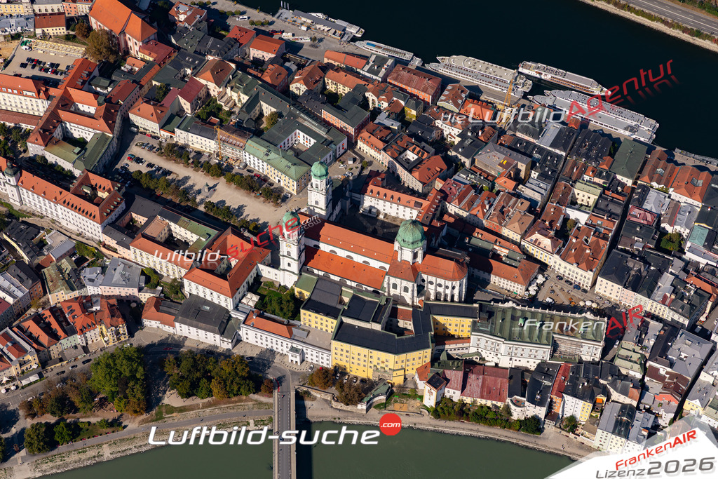 Die Luftbildaufnahme Altstadt - Passau wurde 2020 mittels Flugzeug (keine Drohne) erstellt. Perfekte Schärfe und Druck- Ergebnisse- Garantiert!