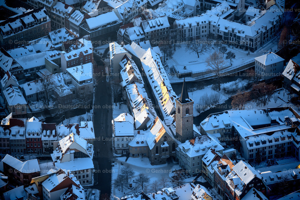 4045072 | ERFURT 14.02.2021 Winterlich schneebedeckte Historische Alte Brücke " Krämerbrücke Erfurt " über die Gera im Ortsteil Altstadt in Erfurt im Bundesland Thüringen, Deutschland. Weiterführende Informationen bei: Landeshauptstadt Erfurt. // Wintry snowy historic Old Bridge " Kraemerbruecke Erfurt " across Gera in the district Altstadt in Erfurt in the state Thuringia, Germany. Further information at: Landeshauptstadt Erfurt. Foto: Gerhard Launer