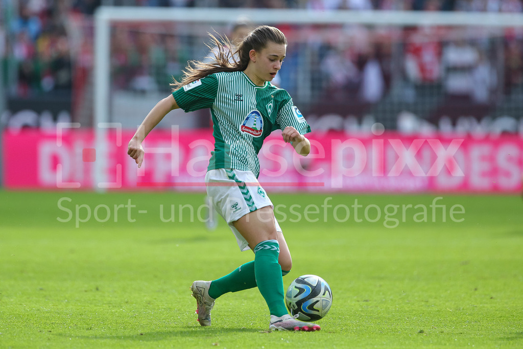 Fussball, Google Pixel Frauen-Bundesliga, 1. FC Köln - SV Werder Bremen | v.li.: Tuana Mahmoud (geb. Keles, SV Werder Bremen, 10) am Ball, Einzelbild, Ganzkörper, Aktion, Action, Spielszene, DIE DFB-RICHTLINIEN UNTERSAGEN JEGLICHE NUTZUNG VON FOTOS ALS SEQUENZBILDER UND/ODER VIDEOÄHNLICHE FOTOSTRECKEN. DFB REGULATIONS PROHIBIT ANY USE OF PHOTOGRAPHS AS IMAGE SEQUENCES AND/OR QUASI-VIDEO.