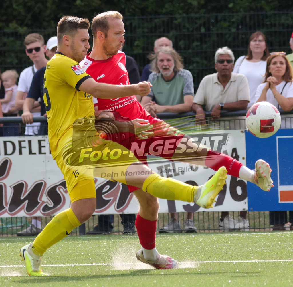 FC RW Kirchlengern - SuS Bad Westernkotten | Auf dem Bild zu sehen: Rot FC RW Kirchlengern: Lennard Wüllner ; gelb SuS Bad Westernkotten: Lukas TraufetterFC RW Kirchlengern, SuS Bad Westernkotten, Saison 26/27, Westfalenliga, Kirchlengern, Deutschland - Realisiert mit Pictrs.com