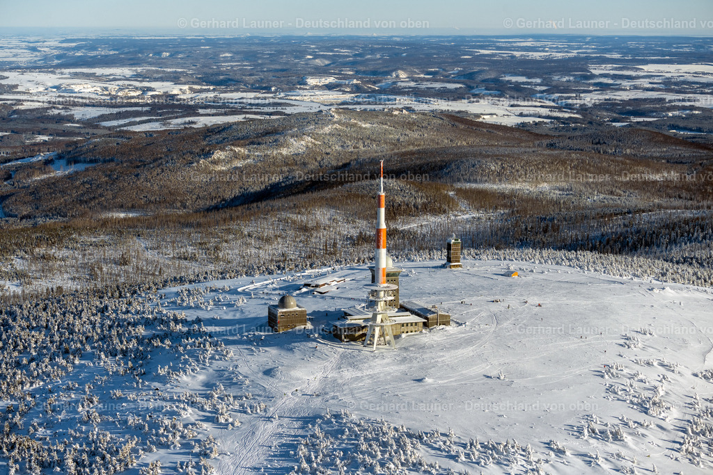 4044901 | SCHIERKE 14.02.2021 Winterlich schneebedeckte Funkturm und Sendeanlage auf der Kuppe des Brocken im Nationalpark Harz in Schierke im Bundesland Sachsen-Anhalt, Deutschland. Weiterführende Informationen bei: DFMG Deutsche Funkturm GmbH,  Deutscher Wetterdienst DWD. // Wintry snowy radio tower and transmitter on the crest of the mountain range Brocken in Harz in Schierke in the state Saxony-Anhalt, Germany. Further information at: DFMG Deutsche Funkturm GmbH,  Deutscher Wetterdienst DWD. Foto: Gerhard Launer
