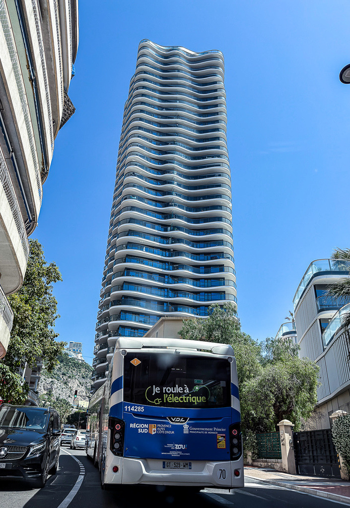 Urbane Dynamik – Moderner Monaco Wolkenkratzer über der City | Bringen Sie den glamourösen, kosmopolitischen Vibe der Côte d’Azur in Ihre Räume. Diese meisterhafte Architekturfotografie fängt die beeindruckende Linienführung eines modernen Wohnwolkenkratzers in Monaco ein. Durch die dynamische Froschperspektive wird die monumentale Höhe des Gebäudes perfekt betont, während der darunter vorbeifahrende City-Bus dem Bild eine lebendige, urbane Energie verleiht. Ein faszinierendes Kunstwerk, das den Kontrast zwischen alltäglicher Dynamik und visionärer Architektur feiert. Perfekt geeignet als stilvoller Blickfang für moderne Wohnzimmer, exklusive Lofts oder repräsentative Geschäftsräume.Material-Empfehlung: Für diese moderne Architekturaufnahme empfehle ich dringend den Druck auf hochglanz-versiegeltem Acrylglas. Die glänzende Oberfläche verstärkt die klaren Linien, verleiht der Glasfassade des Turms eine spektakuläre Spiegelung und sorgt für eine luxuriöse Tiefenwirkung im Raum.Sichern Sie sich ein Stück exklusiven urbanen Luxus für Ihre Wände – Wählen Sie jetzt Ihre Wunschgröße und bestellen Sie dieses Premium-Wandbild in Galerie-Qualität![Archiv-Nr. #1034] - Realisiert mit Pictrs.com