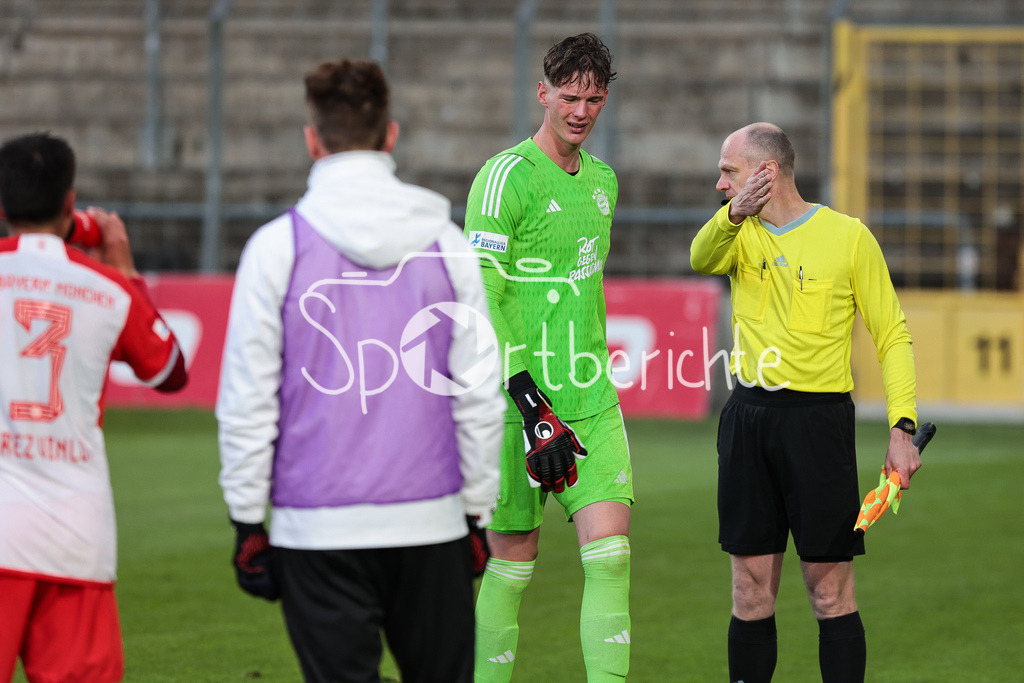 FC Bayern Amateure - TSV Buchbach | Tom Ritzy HUELSMANN (FCB #1) muss nach seiner roten Karte vom Platz / Notbremse / Linienrichter Paul BIRKMEIR