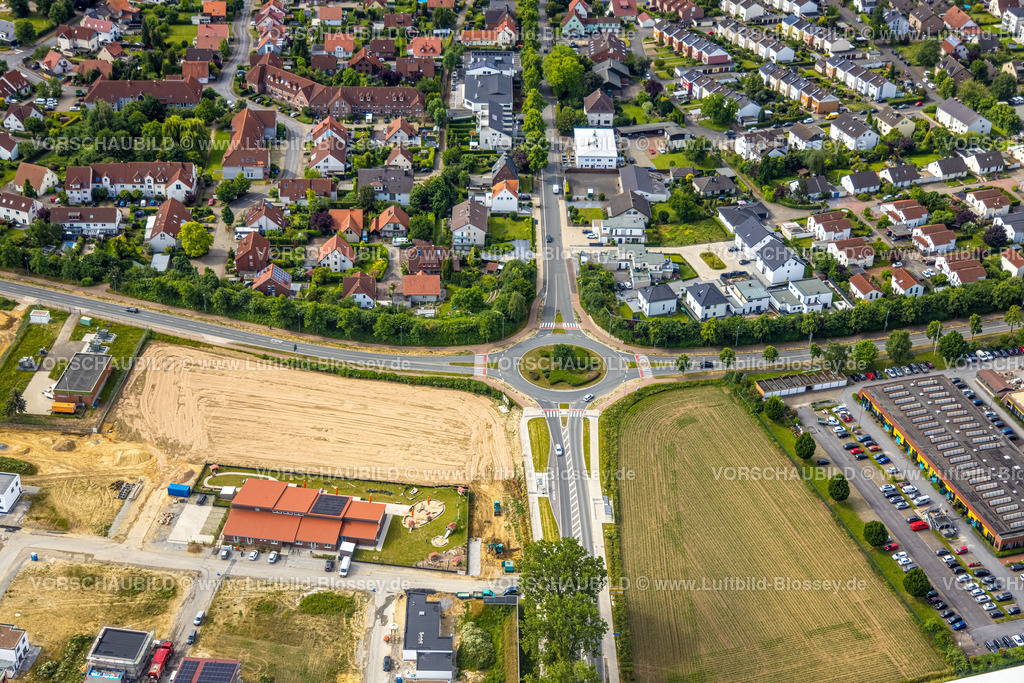 Soest220600274 | Luftbild, Luftbild, Baugebiet Neuer Soester Norden, Kreisverkehr Oestinghauser LandstraÃŸe, evang. Petrus Kindergarten, Walburger, Soest, Soester Boerde, Nordrhein-Westfalen, Deutschland