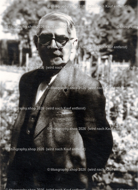 Richard Zscheked, Kunstmaler, Schwerin | Richard Zscheked, Kunstmaler, um 1949 in seinem Hausgarten in Schwerin - Realisiert mit Pictrs.com
