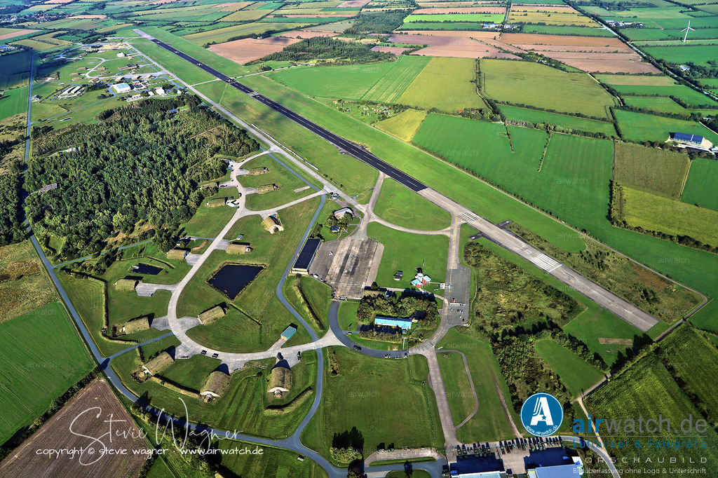 Luftbild Flughafen Husum-Schwesing -  ist ein Verkehrslandeplatz an der schleswig-holsteinischen Westküste | Der Flughafen Husum-Schwesing (ICAO-Code: EDXJ, IATA-Code: QHU) ist ein Verkehrslandeplatz an der schleswig-holsteinischen Westküste, etwa 3,8 km nordöstlich der Kreisstadt Husum gelegen. Er dient dem allgemeinen Luftverkehr und ist zugelassen für Flugzeuge bis 14 Tonnen sowie Hubschrauber bis 10 Tonnen Abflugmasse. Der Flugplatz wird auch von Luftschiffen, Ultraleicht- und Segelflugzeugen genutzt. - Die Kontaktdaten sind: Telefon +49 (0) 48 41 - 96 66 0