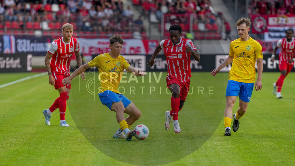 Fußball, Herren, Saison 2025/2026, Regionalliga Nordost, 1. Spieltag, FC Rot-Weiß Erfurt vs. FSV 63 Luckenwalde, Freitag 25.07.2025, Steigerwaldstadion Erfurt, | Fußball, Herren, Saison 2025/2026, Regionalliga Nordost, 1. Spieltag, FC Rot-Weiß Erfurt vs. FSV 63 Luckenwalde, Freitag 25.07.2025, Steigerwaldstadion Erfurt, Im Bild: v.l. Ben-Luca Moritz (RWE), Len Neumann (FSV), Benjika Caciel (RWE) und Niklas Kaus (FSV) - Realisiert mit Pictrs.com